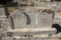 صورة وتعليق - آخر شواهد مقبرة الشيخ مراد في مدينة يافا دون كتابة تاريخ الوفاة !